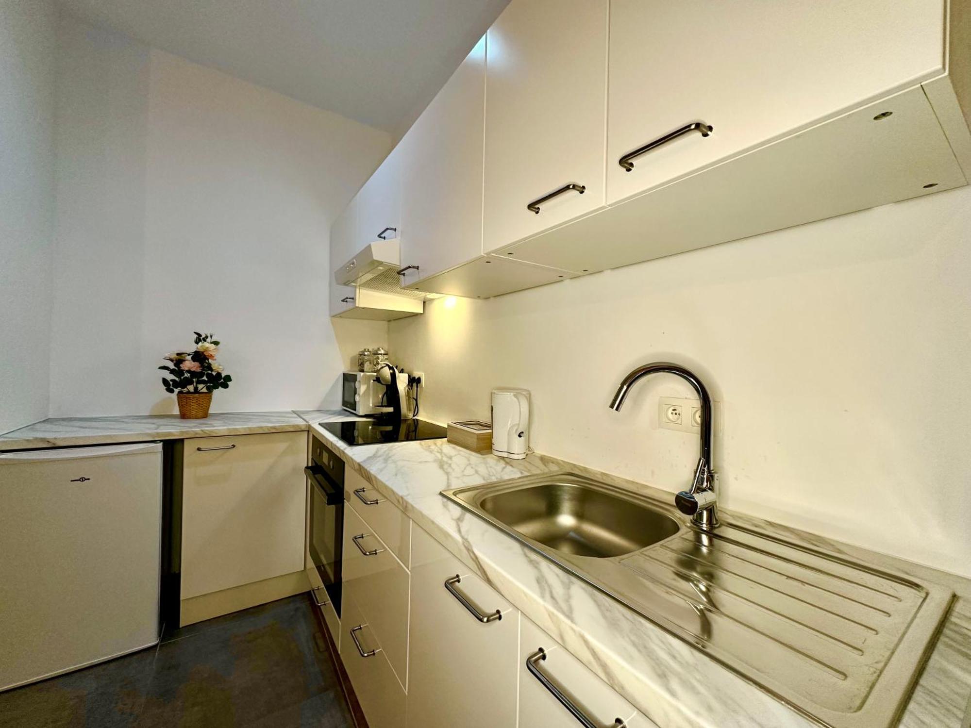 Luxury Suites Mons By Rikas Hotels Екстериор снимка